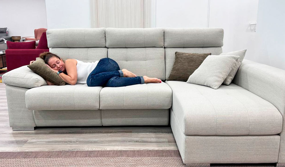 ¿Es saludable dormir en el sofá?